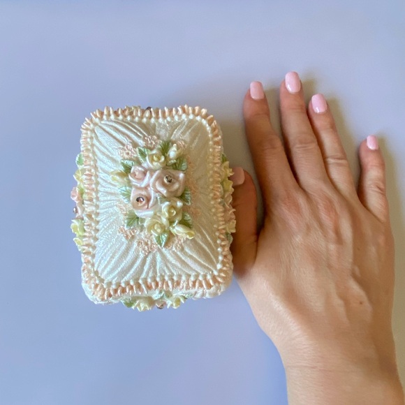 Vintage Floral Embellished Jewelry Box - Picture 7 of 7